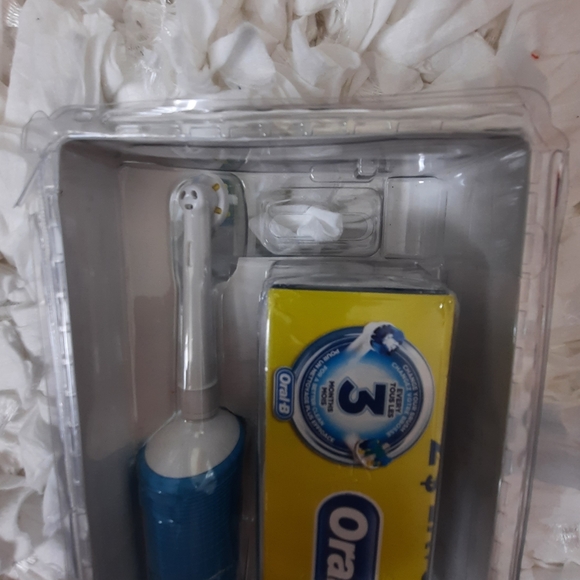 Oral-B Vitality Rechargeable Electric Toothbrush Floss Action Extra Refill NWOT - Picture 6 of 8